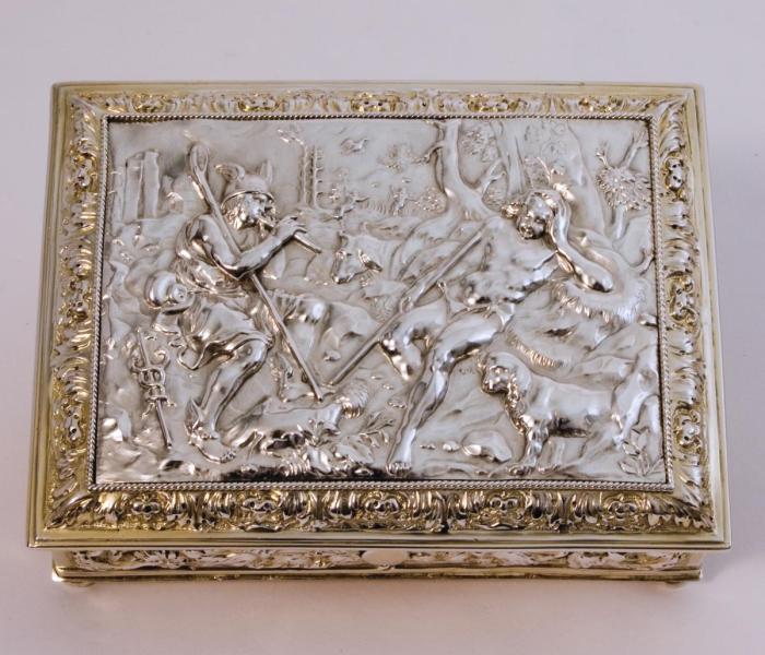 Zilveren rechthoekige doos