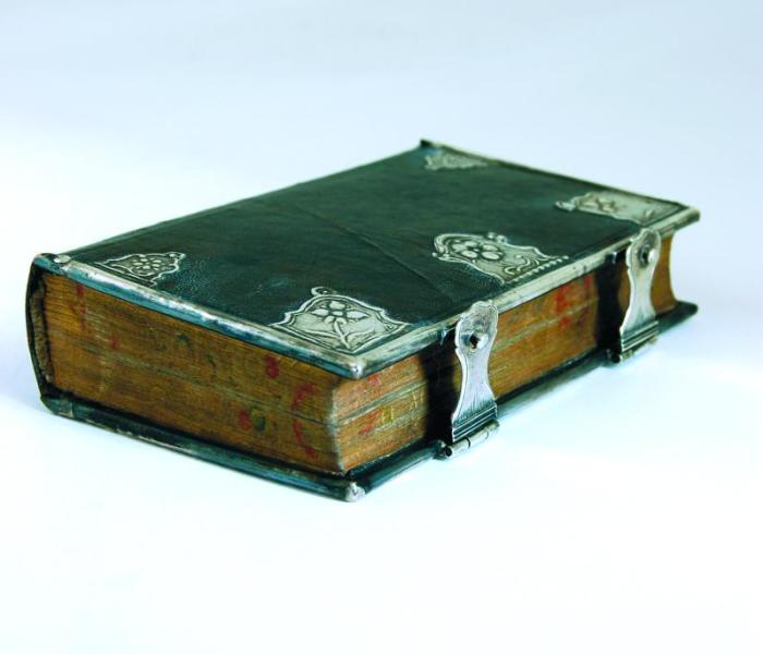 Zilverbeslag op boek 